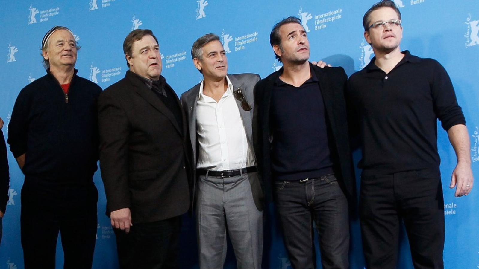 A Műkincsvadászok alkotógárdája parádzik a vörös szőnyegen Bill Murray, John Goodman, George Clooney, Jean Dujardin és Matt Damo