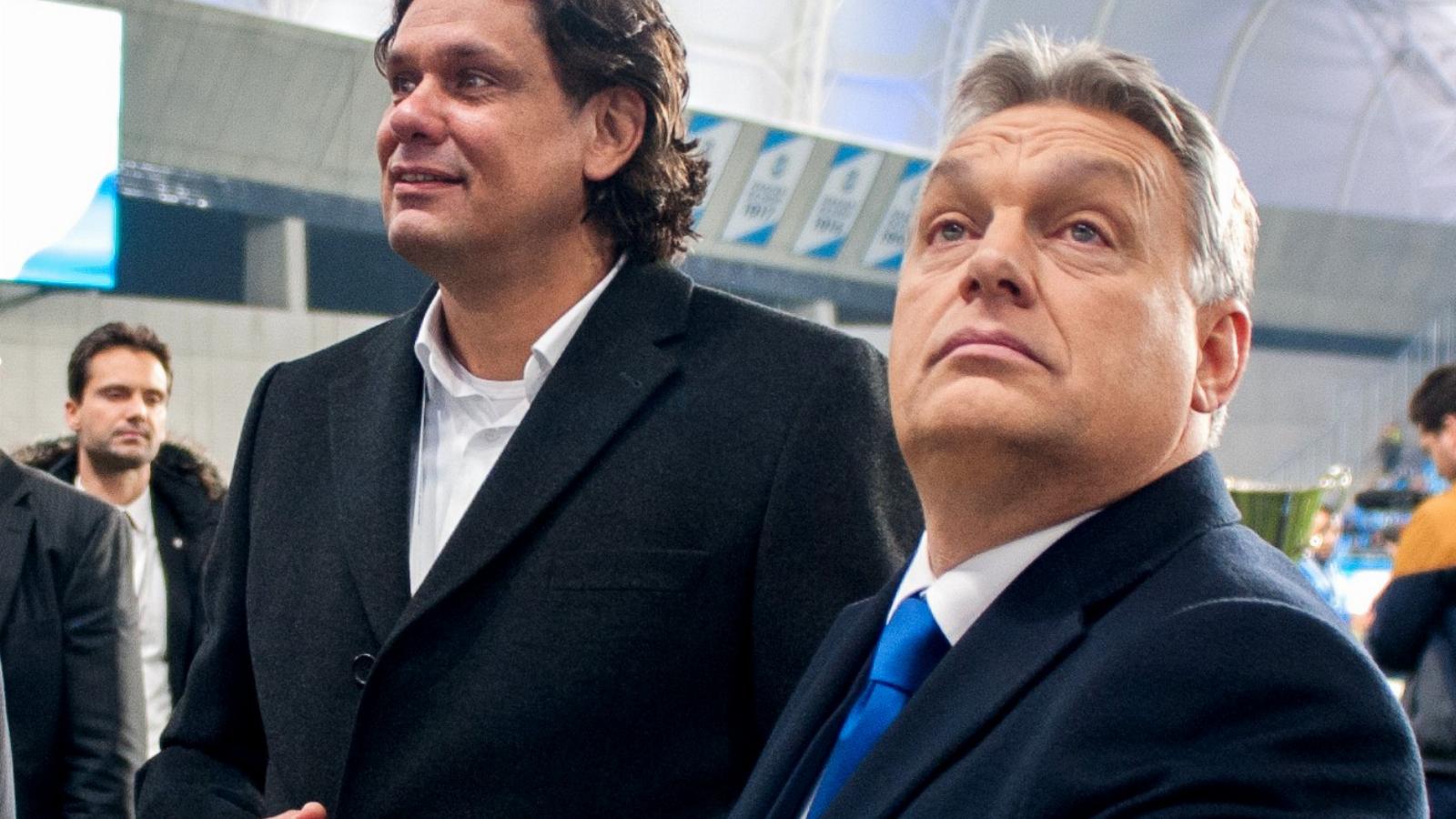 Orbán Viktor itt Deutsch Tamással  az új Hidegkuti Nándor Stadion megnyitóünnepségén 2016 októberében - A háttérben befigyel Hav