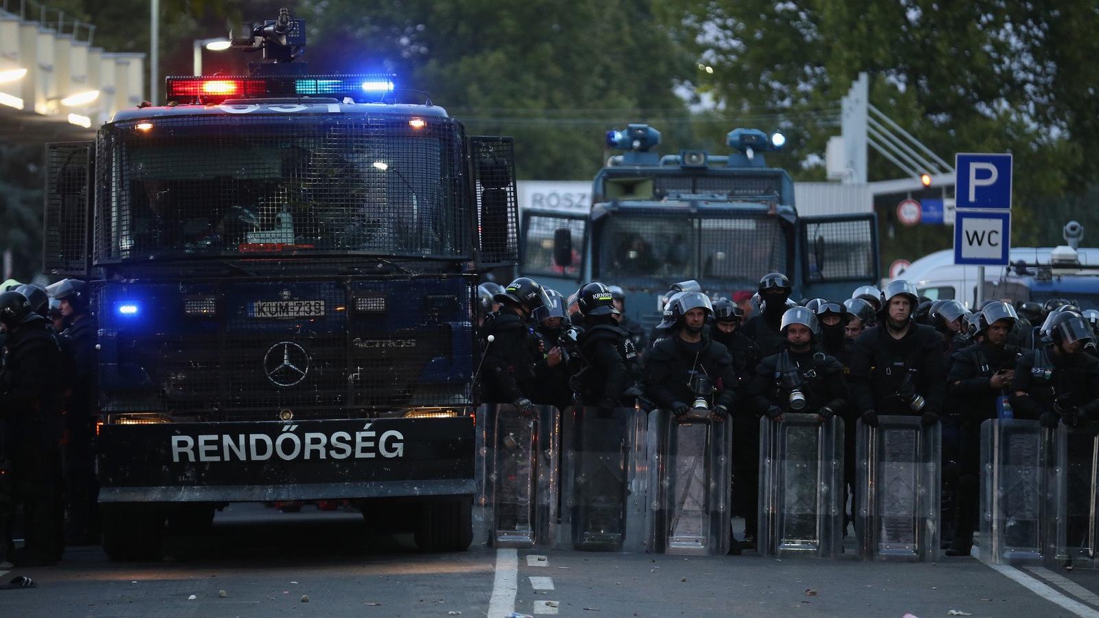 Rendőrség a szerb-magyar határnál. FOTÓ: Christopher Furlong/Getty Images