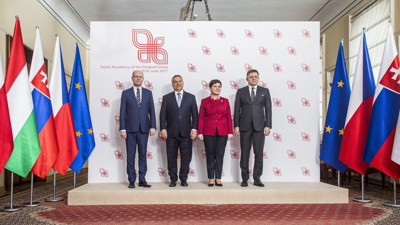 Bohuslav Sobotka cseh, Orbán Viktor magyar, Beata Szydlo lengyel és Robert Fico szlovák miniszterelnök a visegrádi csoport minis