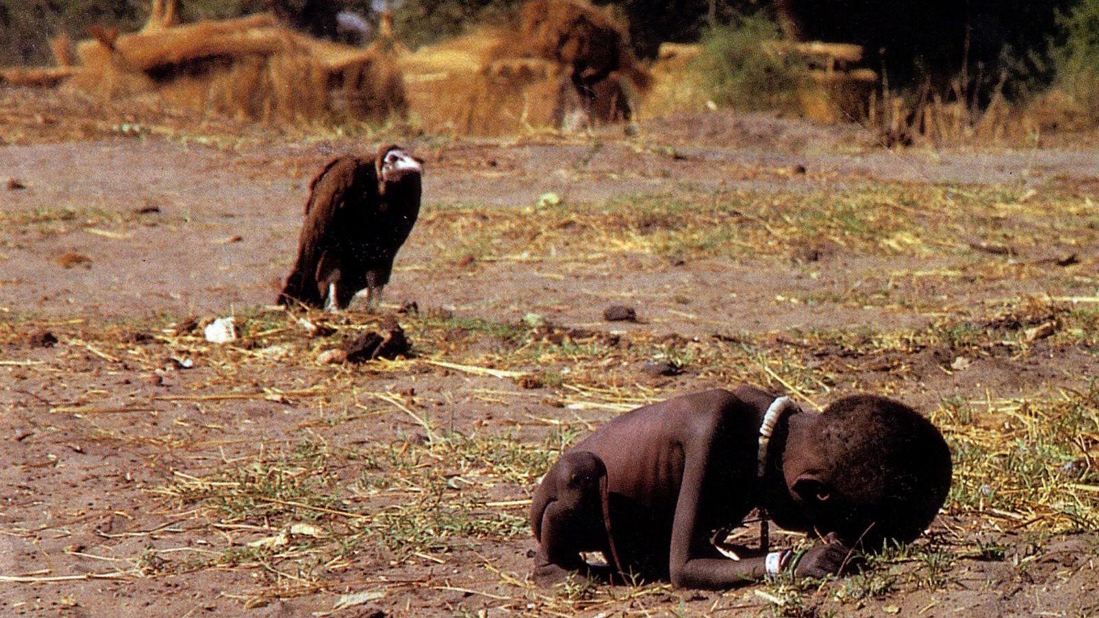 Kevin Carter morális vitákat kiváltó fotója: A keselyű és a kislány