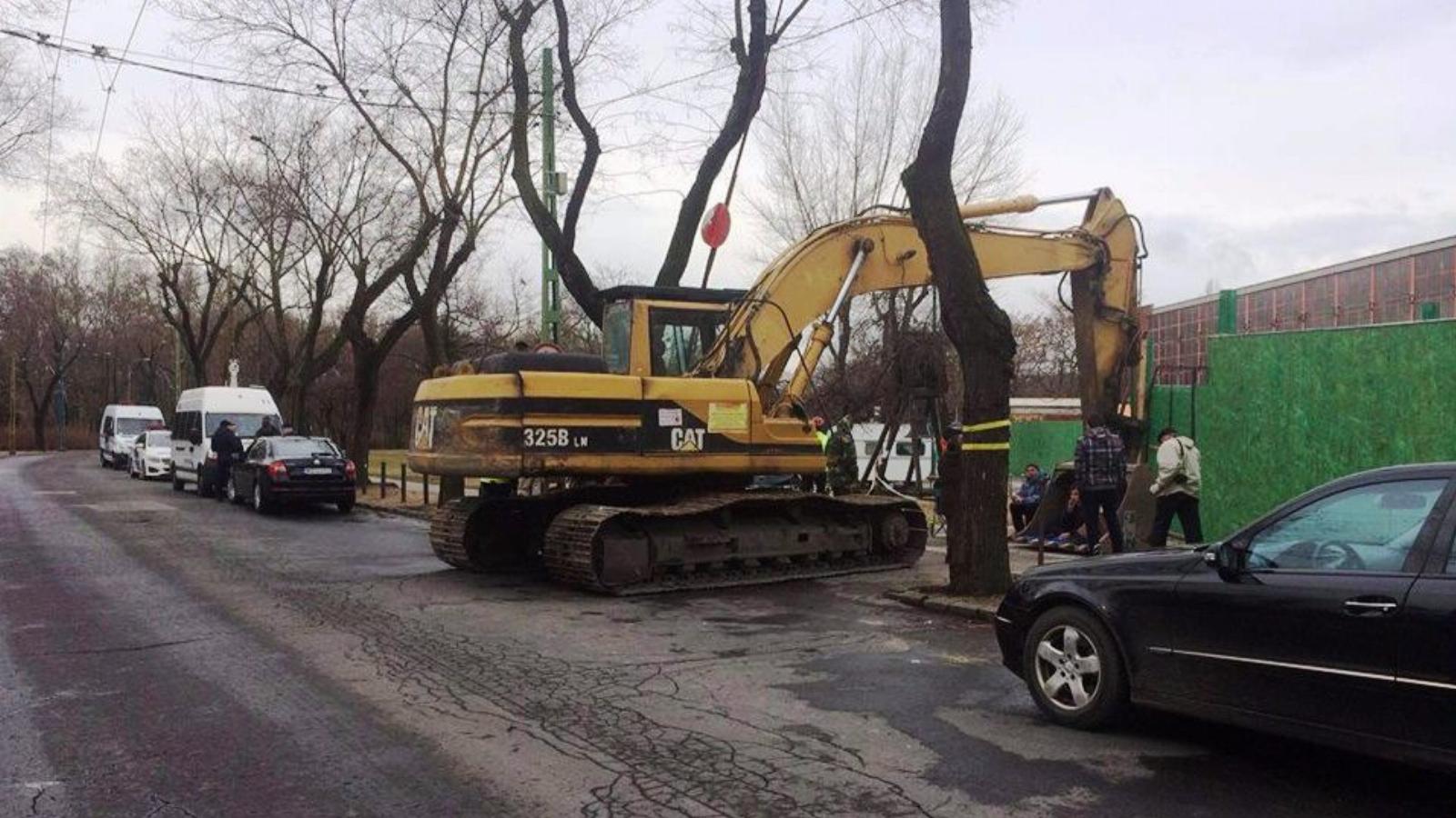 Magányos markoló a Pecsánál FORRÁS: A CIVILZUGLÓ EGYESÜLET FB