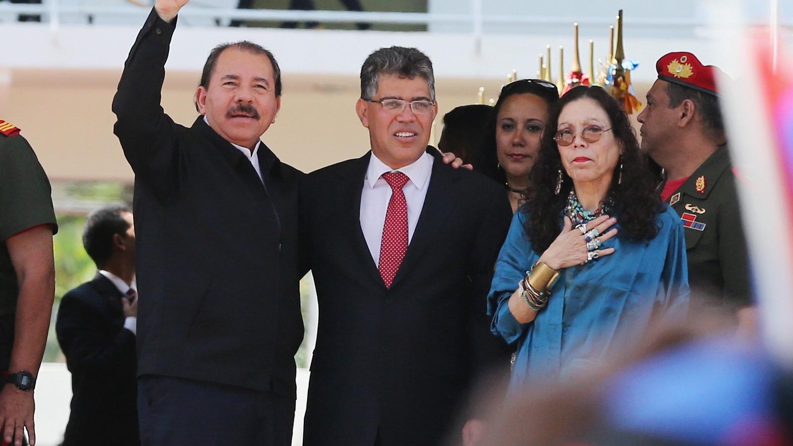 Daniel Ortega (bal) a feleségével és Venezuela külügyminiszterével. Fotó: Mario Tama/Getty Images.