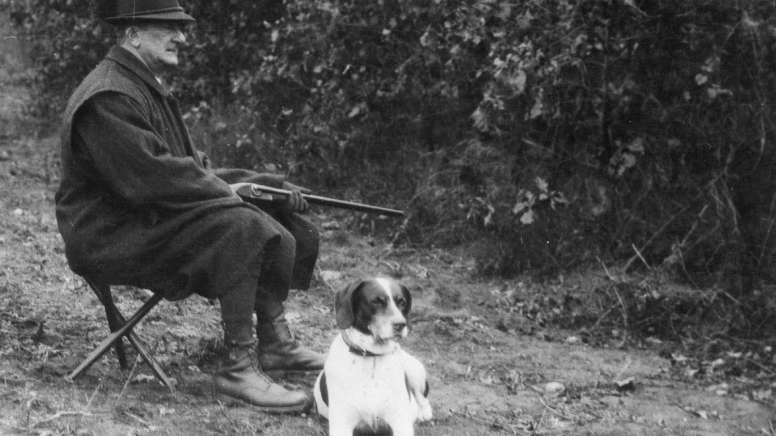 Vadász ült, hosszú méla lesben, közben egy pályaudvarról tehervonatok indultak... FOTÓ: EUROPRESS/GETTY IMAGES/HULTON ARCHIVE