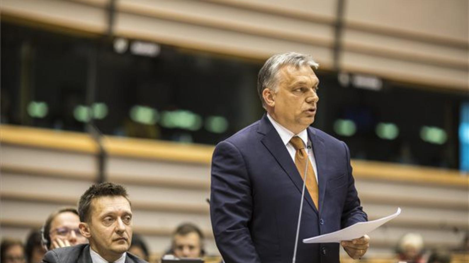 Orbán Viktor miniszterelnök felszólal az Európai Parlament plenáris ülésén Brüsszelben. Mellette Rogán Antal, a Miniszterelnöki 