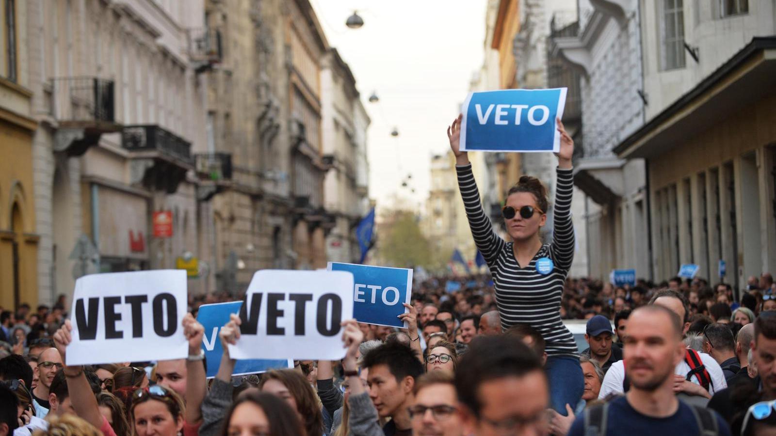 A lex CEU ellen tüntető tömeg a Nádor utcában április elején FOTÓ: Tóth Gergő/Népszava