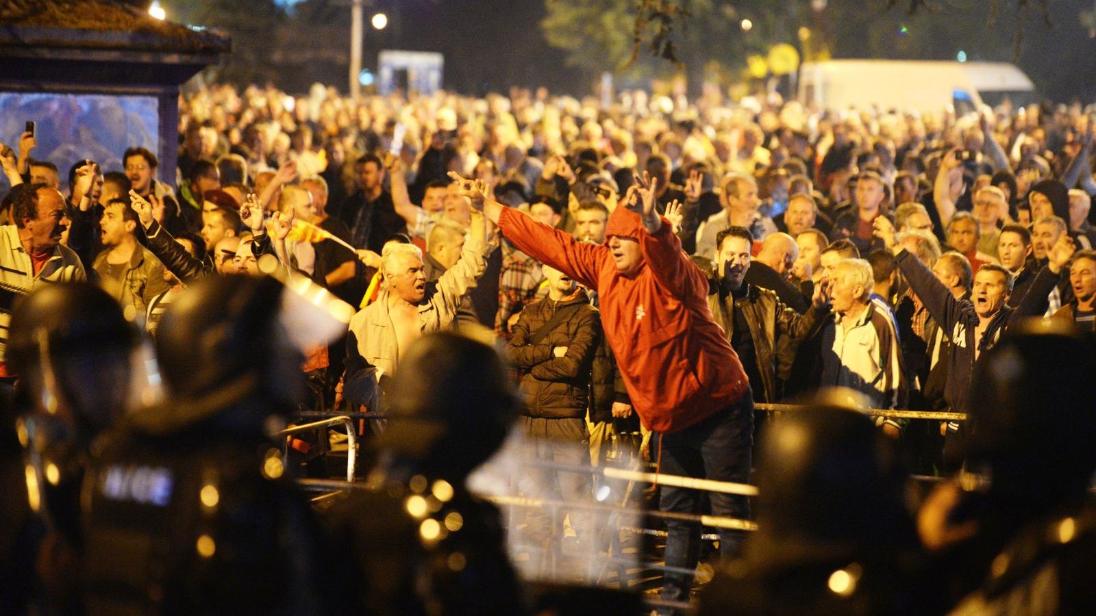 Egész éjszaka tartottak az utcai zavargások Szkopjéban. Száz ember
sérült meg az összecsapásokban, köztük több mint 20 rendőr. F