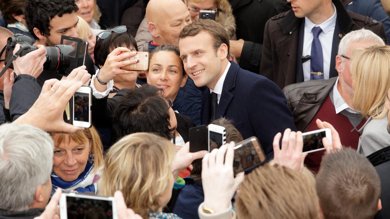 Macron a rajongókkal FOTÓ: Getty Images