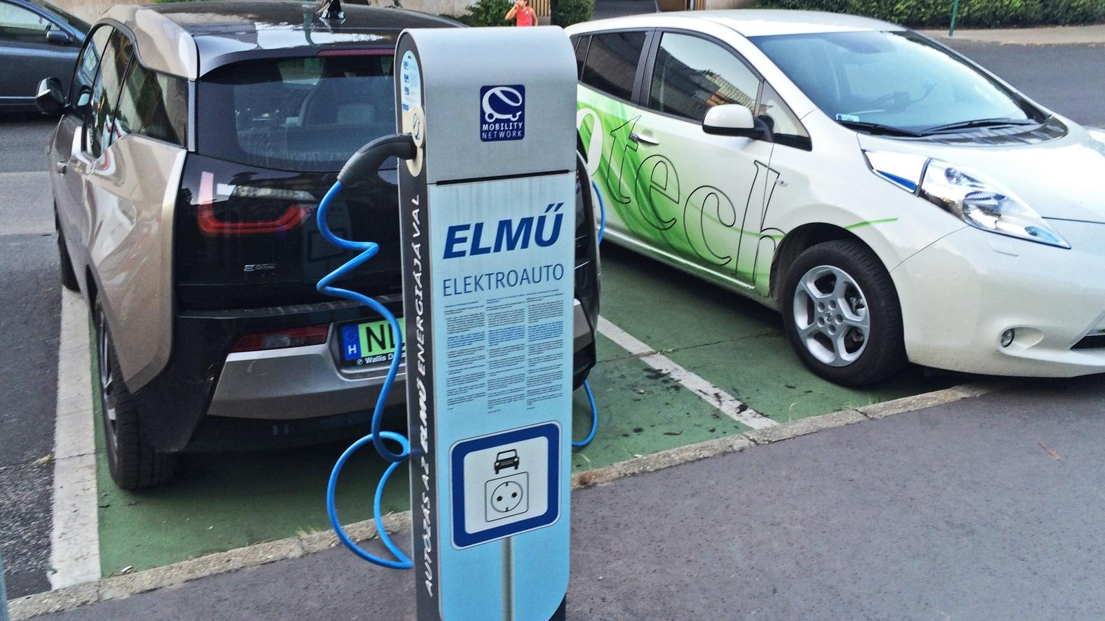 A kisebb teljesítményű töltőknél órákba telhet egy tankolás FOTÓ: SZALMÁS PÉTER