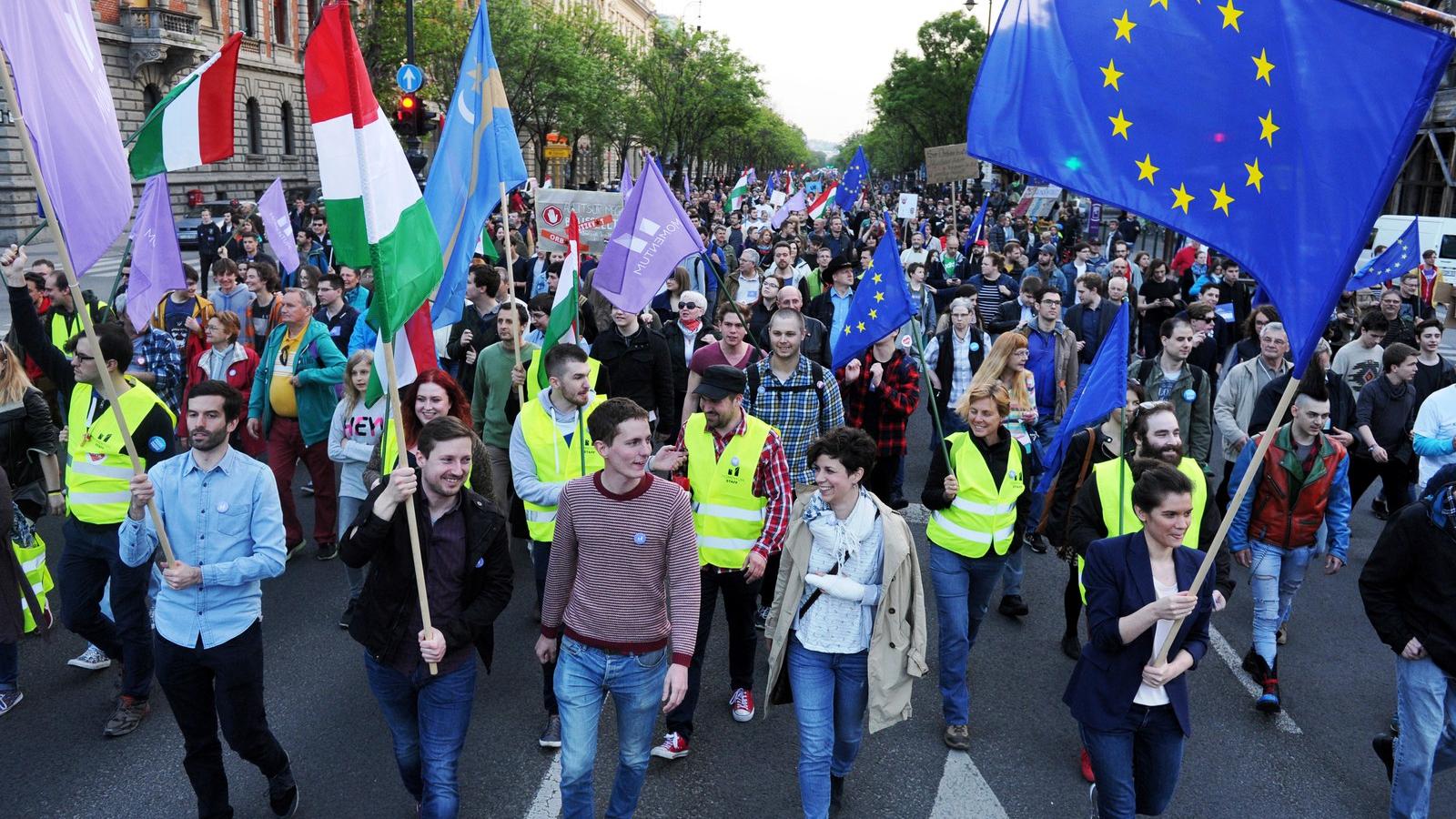 A Momentum Mozgalom Európához tartozunk! jelmondattal meghirdetett demonstrációja május 1-jén - Fotó: Népszava/Molnár Ádám