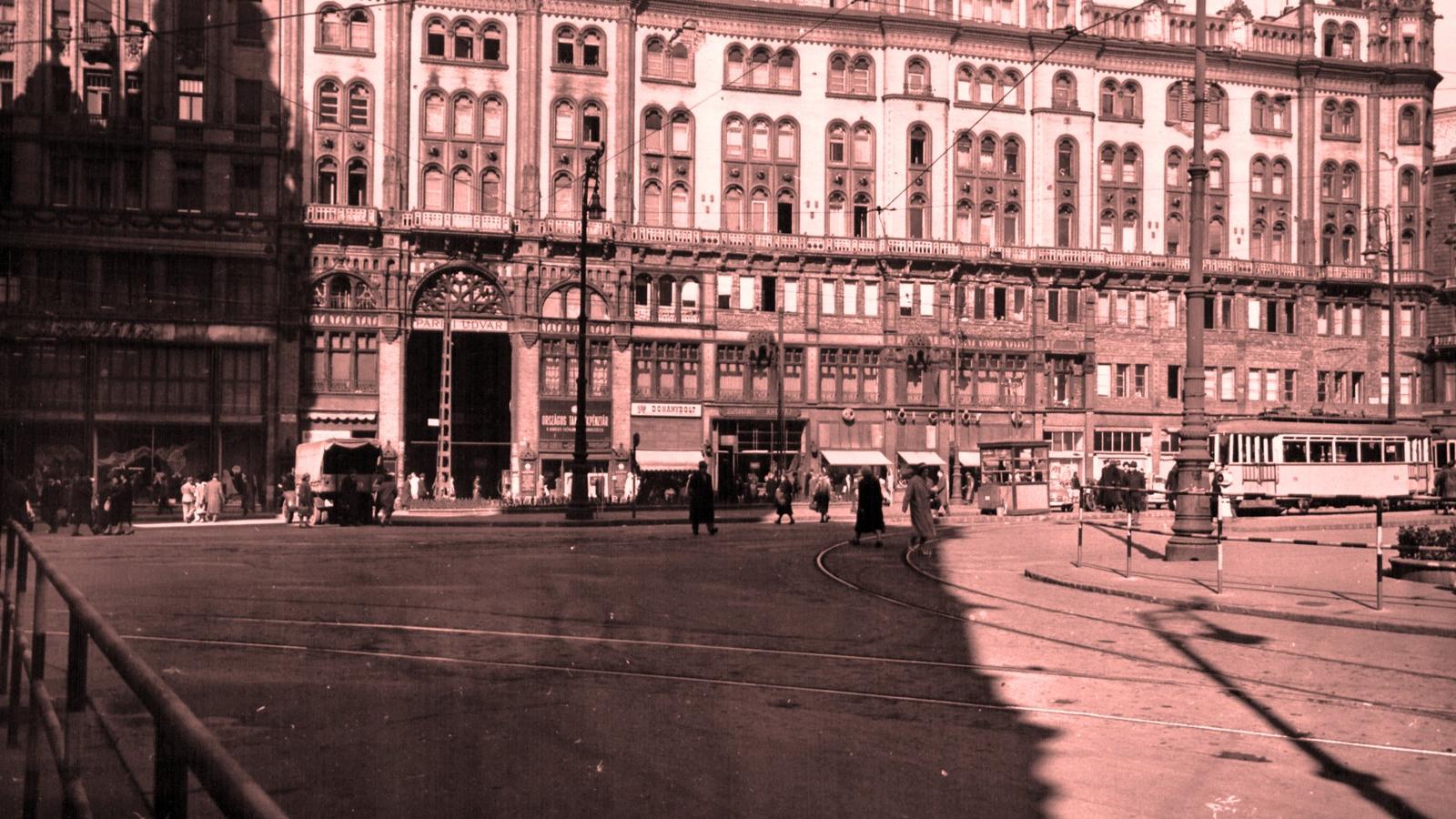 Fotó:  Ferenciek tere a Veres Pálné utca felől nézve, szemben a Párisi udvar épülete - Fortepan / Budapest Főváros Levéltára. Le