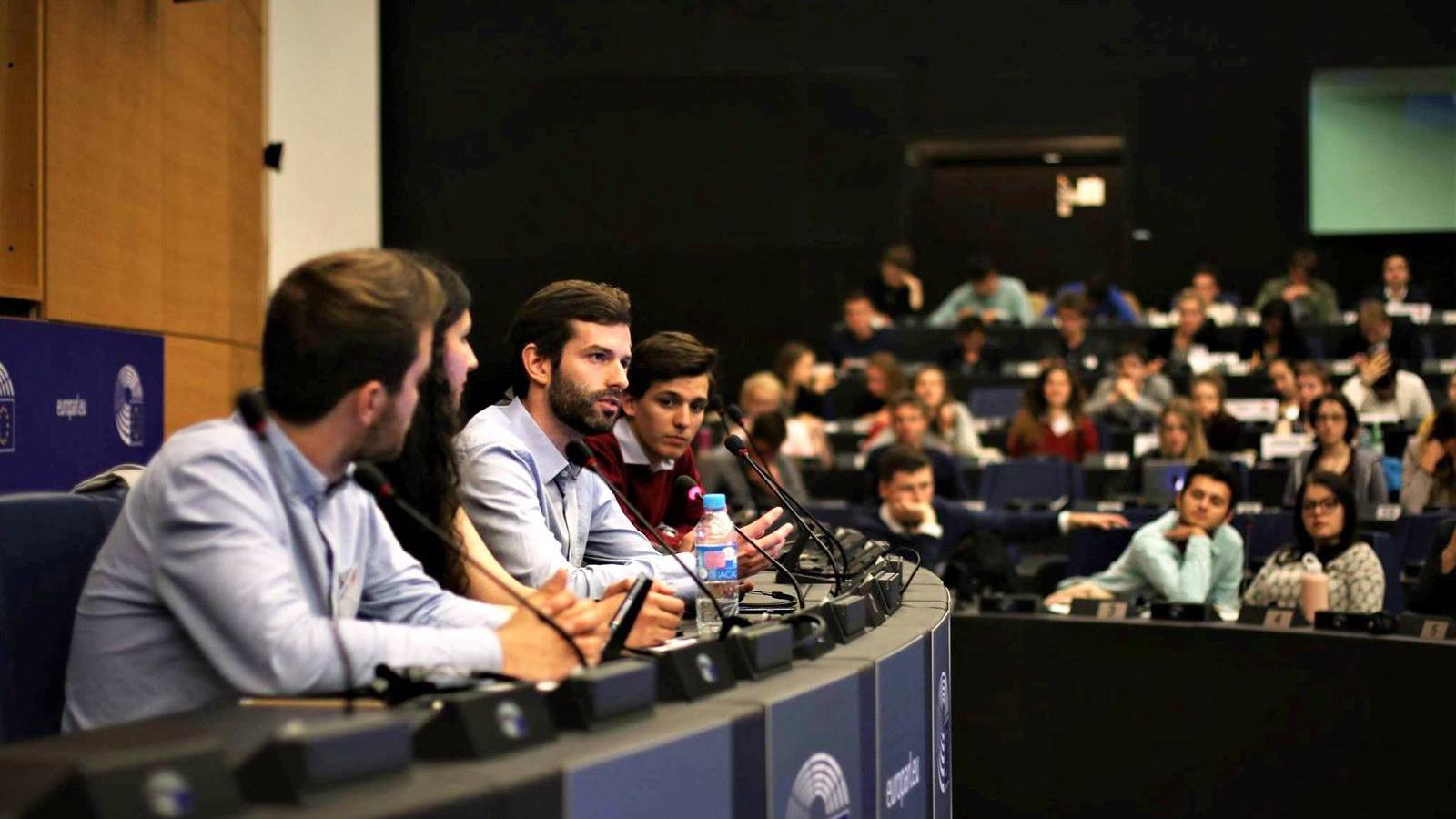 Legutóbb Strasbourgban, az Európai Néppárt üléstermében tartott előadást Fekete-Győr András a Sciences Po francia egyetem hallga