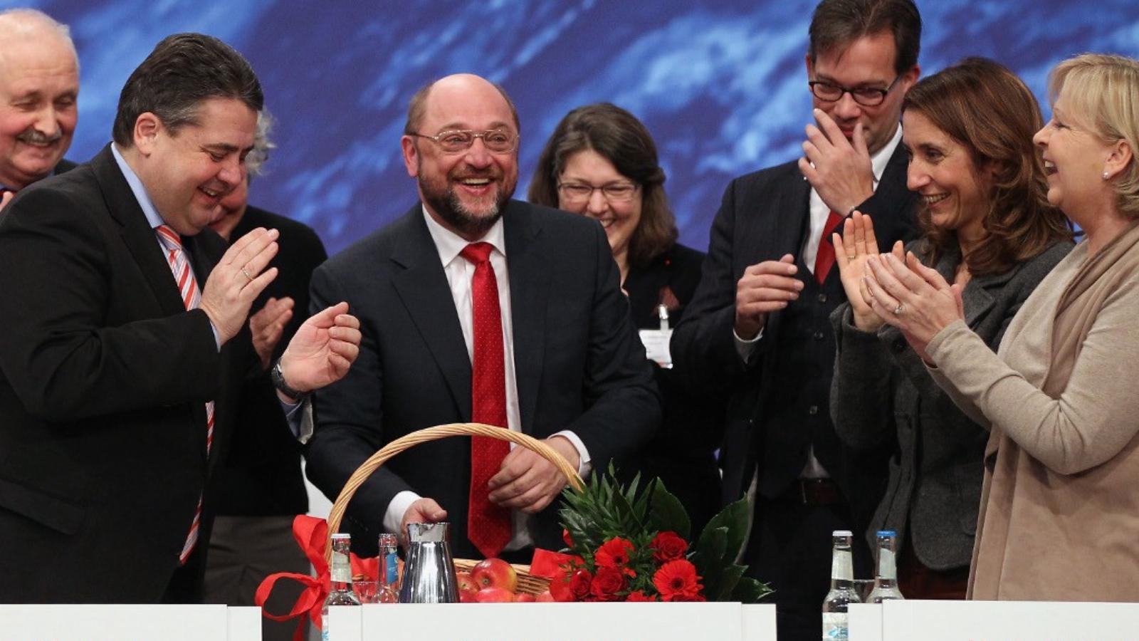 Martin Schulz német szociáldemokrata képviselők gyűrűjében. Vajon az EP elnöke bizottsági elnökké léphet elő?
FOTÓ: EUROPRESS/GE