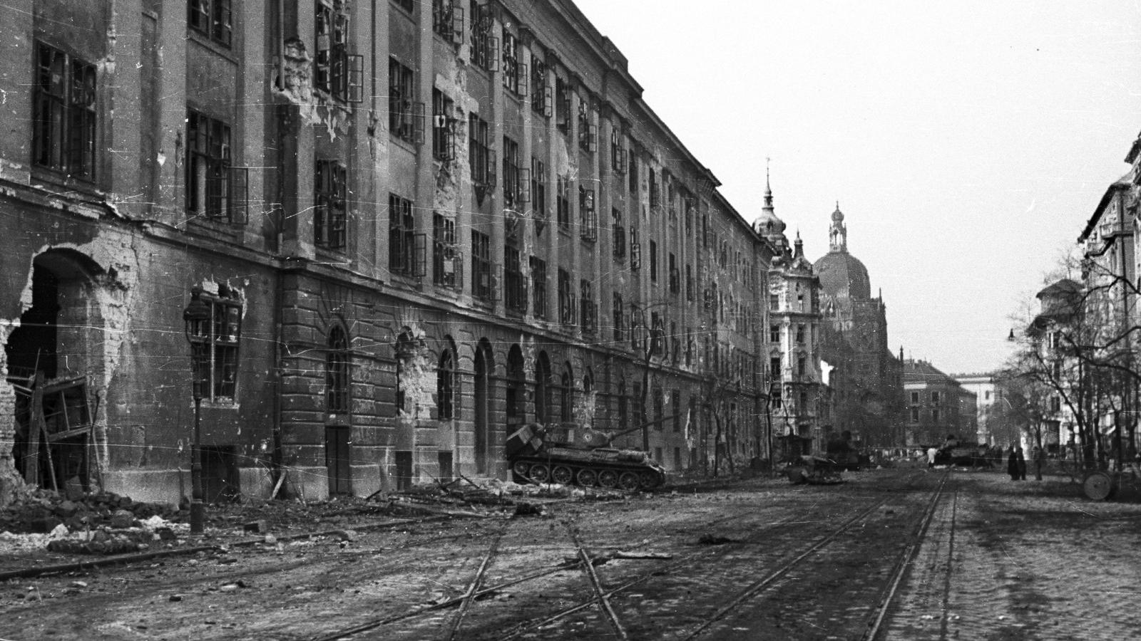 A rommá lőtt Kilián Laktanya. Horváth Ferenc és Budapestre vezényelt társai bár nem értették, mi történik, lőszert osztottak a k