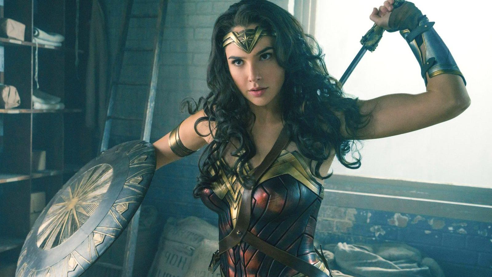 Gal Gadot izraeli színésznő a legújabb képregényadaptáció, a Wonder Woman egyik jelenetében Forrás: DC Comics