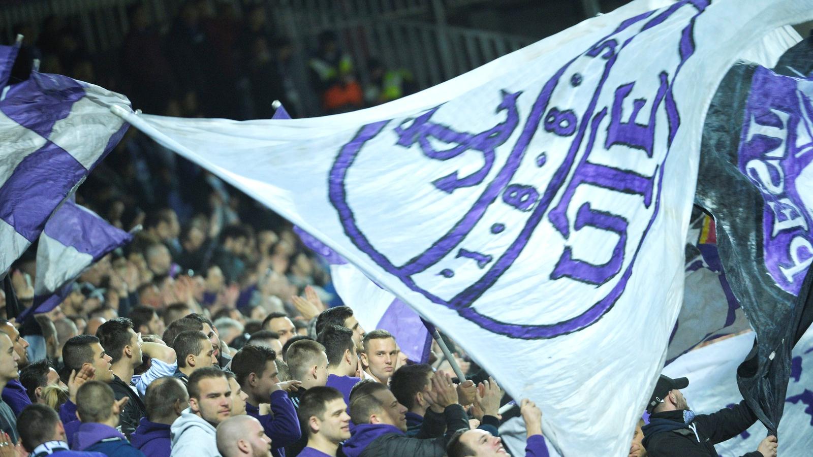 A tüntetést szervező fanatikusok aligha tűzik valaha is zászlajukra az Újpest FC által „elfogadott” új emblémát FOTÓ: TÓTH GERGŐ