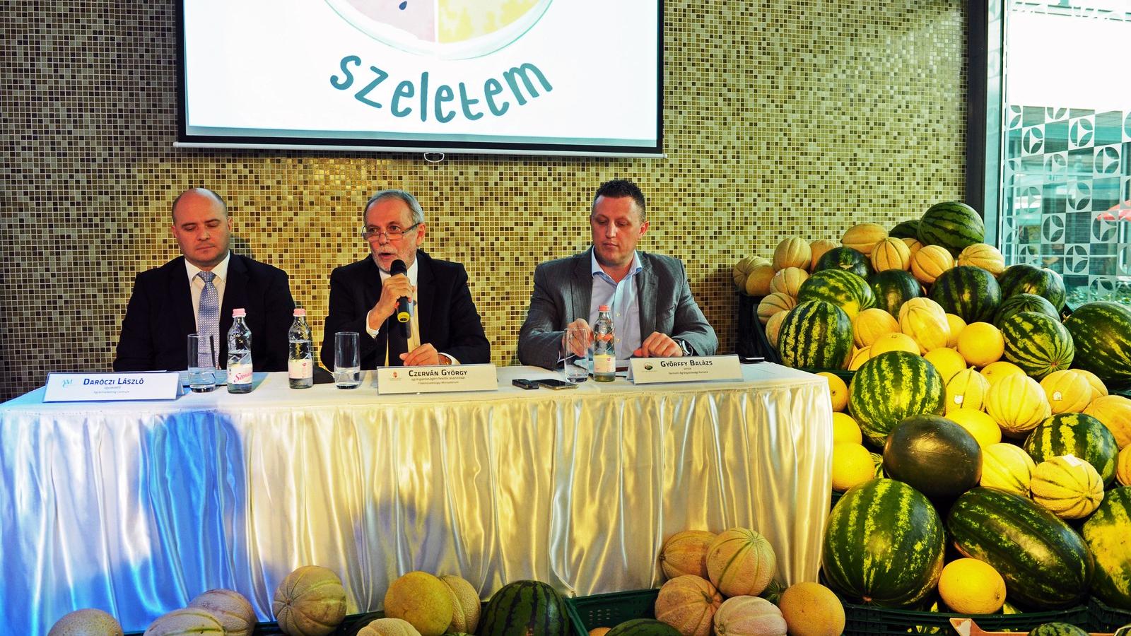 Daróczi László, az Agrármarketing Centrum vezetője, Czerván György az agrártárca államtitkára és Győffy Balázs agrárkamarai
elnö