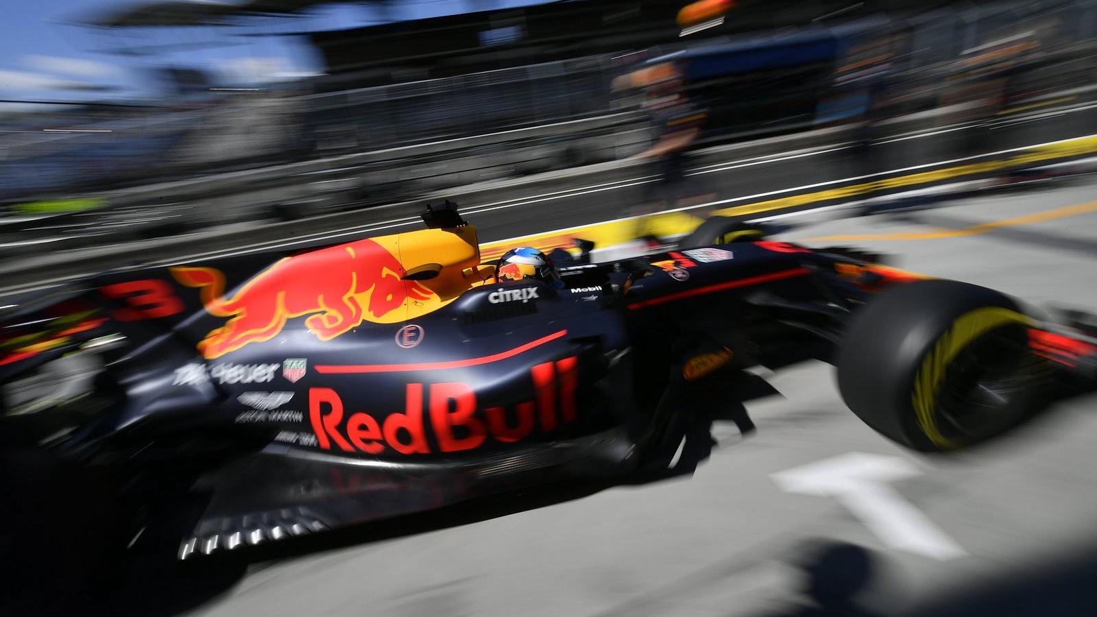 Daniel Ricciardo, a Red Bull ausztrál versenyzője a Forma-1-es Magyar Nagydíj első szabadedzésén a mogyoródi Hungaroringen 2017.