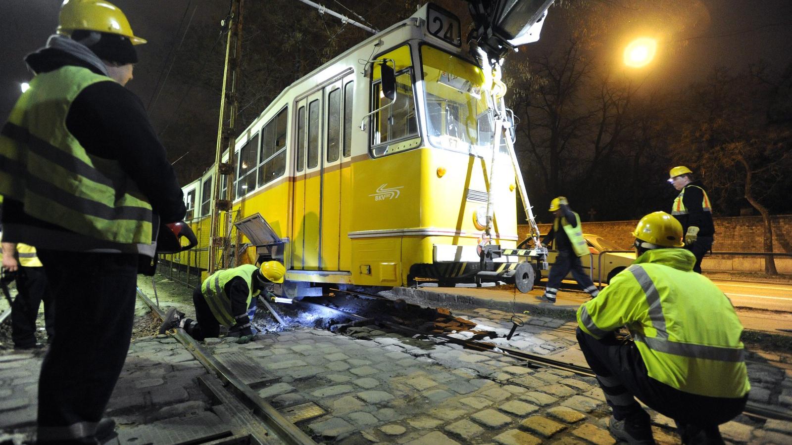 A kisiklott 24-es villamos mentésén dolgoznak a BKV szakemberei a VIII. kerületi Fiumei út és Salgótarjáni út kereszteződésében.