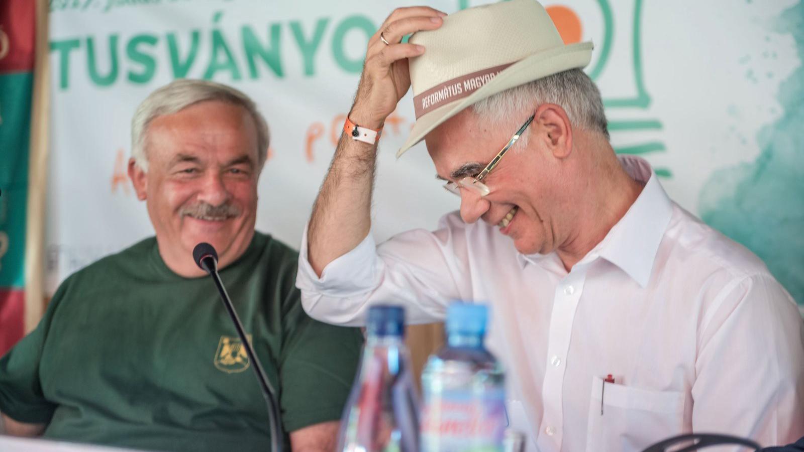 Balog Zoltán, az emberi erőforrások minisztere (j) a Kató Bélától, az Erdélyi Református Egyházkerület püspökétől (b) ajándékba