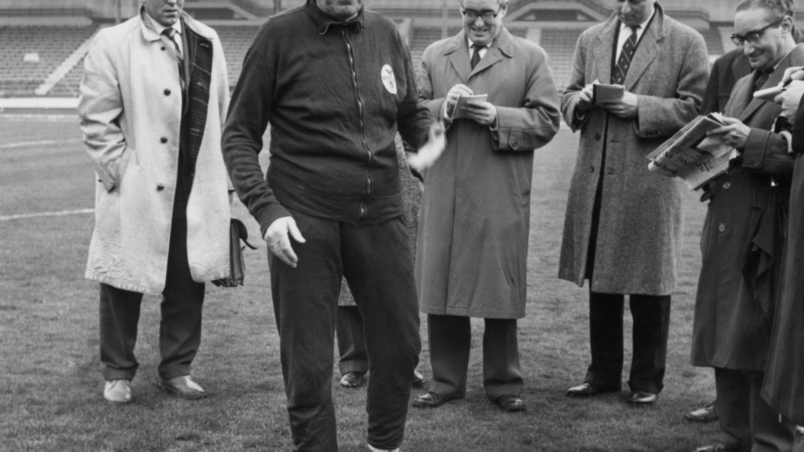 A Benfica edzője és menedzsere, Guttmann Béla újságíróknak mutatja a londoni White Hart Lane-en, 1962-ben, hogy a Tottenham Hots