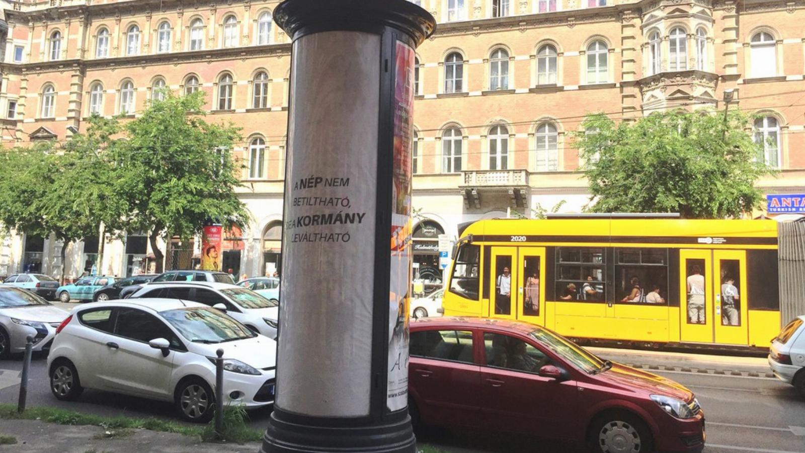 A Simicska Lajos-féle Mahir Cityposter Kft. eddig Jobbik által bérelt felületein „A nép nem betiltható, de a kormány leváltható”