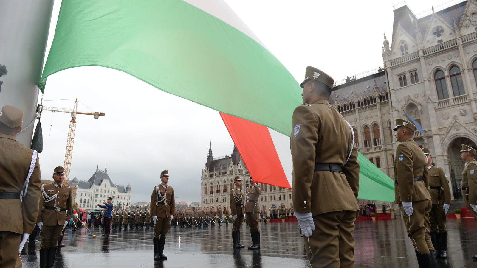 Felvonják a nemzeti lobogót. MTI Fotók: Kovács Tamás