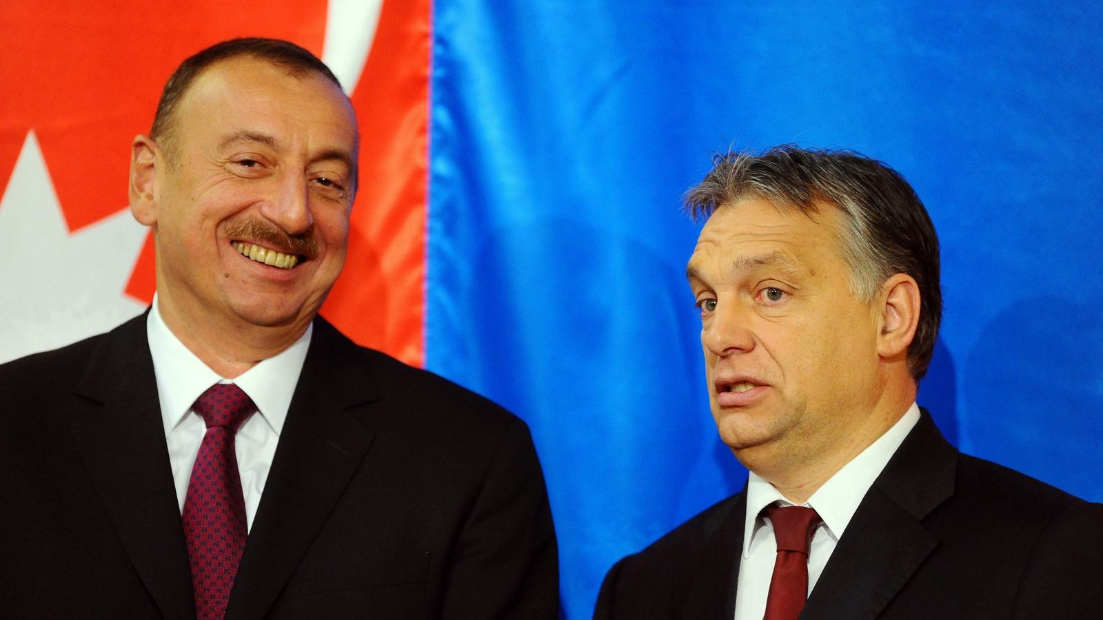 Azerbajdzsáni elnök Ilham Aliyev és Orbán Viktor miniszterelnök  2014. november 11-én a budapesti parlament épülete előtt - AFP 