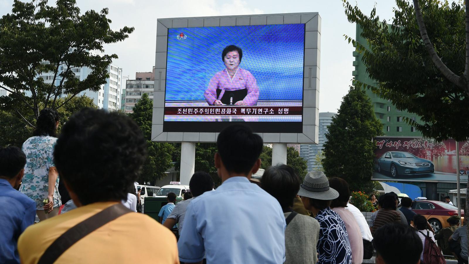 Csak a 71 éves, rózsaszínű népviseletbe öltözött bemondónő jelentheti be a legfontosabb híreket. Fotó: AFP/Kim Won-Jin