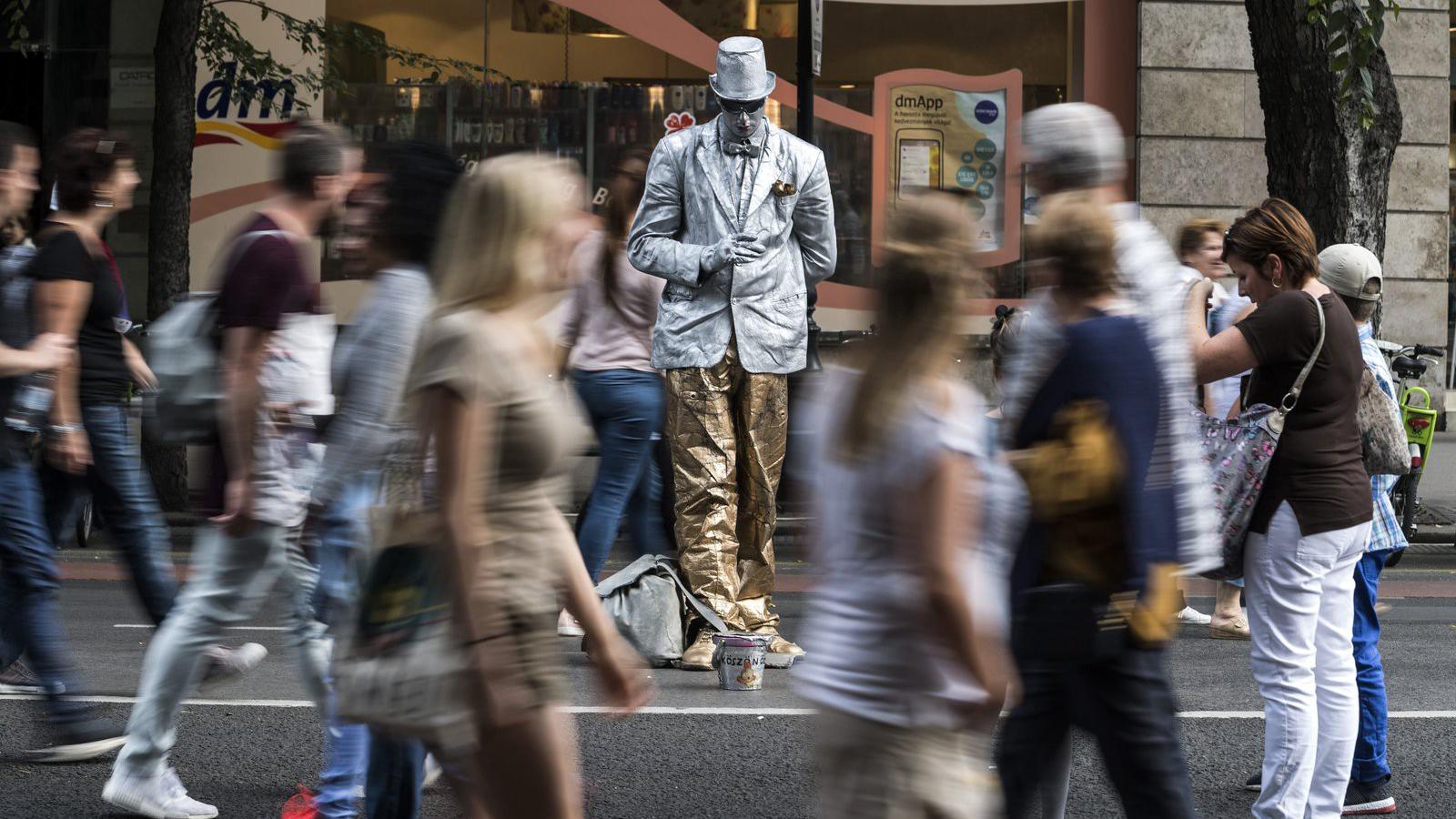 Európai mobilitási hét Budapesten - Mozdulatművész a járműforgalom elől lezárt Andrássy úton 2017. szeptember 16-án. MTI Fotó: S