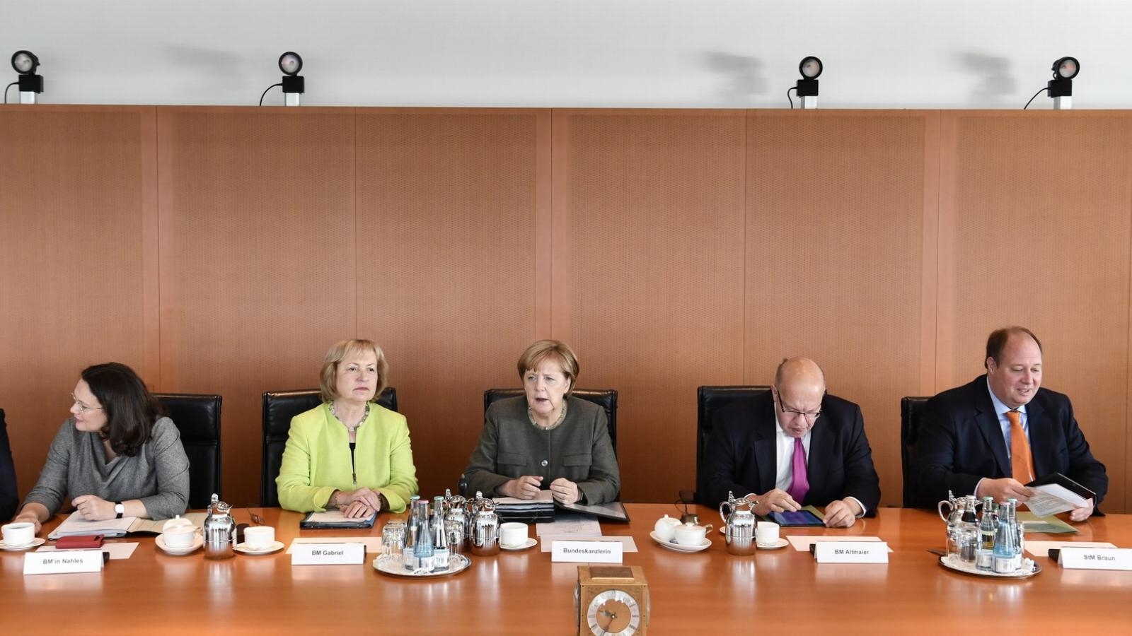 Balról jobbra: a szövetségi külügyminiszter Maria Boehmer, Angela Merkel német kancellár, Peter Altmaier vezérkari főnök és Helg