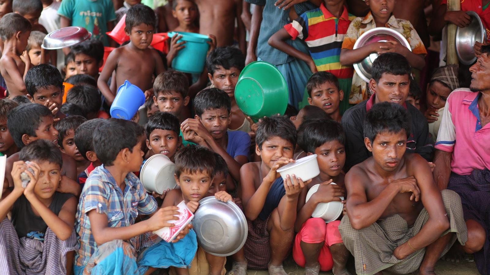 Éhes rohingya-gyerekek Bangladesh-ben várják az élelmiszersegélyt - Fotó: ZAKIR HOSSAIN CHOWDHURY / ANADOLU AGENCY/AFP