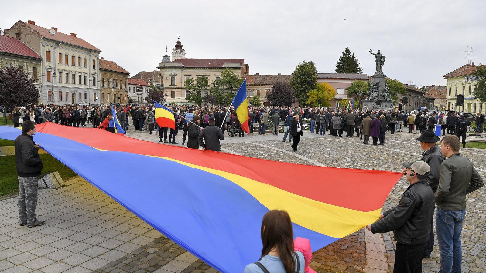  Román zászlót tartanak az aradi vértanúk kivégzésének 168. évfordulója alkalmából tartott megemlékezésen Aradon, a vértanúk eml