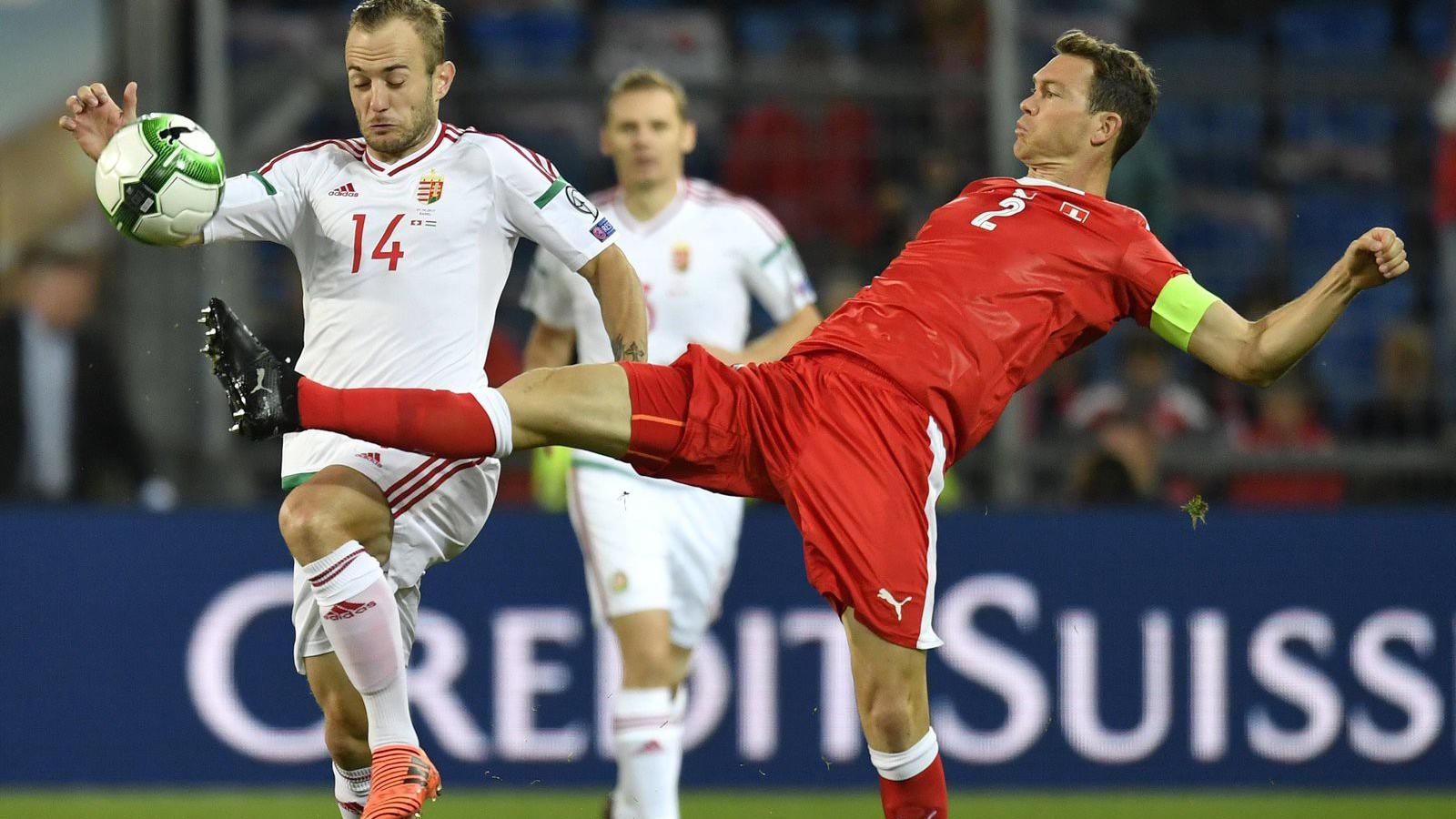 Lovrencsics Gergő és a svájci Stephan Lichtsteiner a Svájc - Magyarország labdarúgó világbajnoki selejtezőmérkőzésen a bázeli S