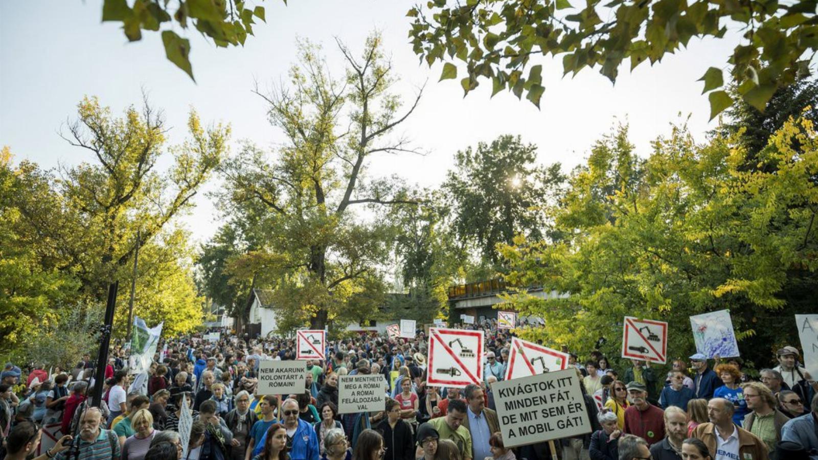 A "Megvédjük a Rómait!" címmel a tervezett árvízvédelmi fejlesztések ellen rendezett civil demonstráció szeptember végén - MTI F