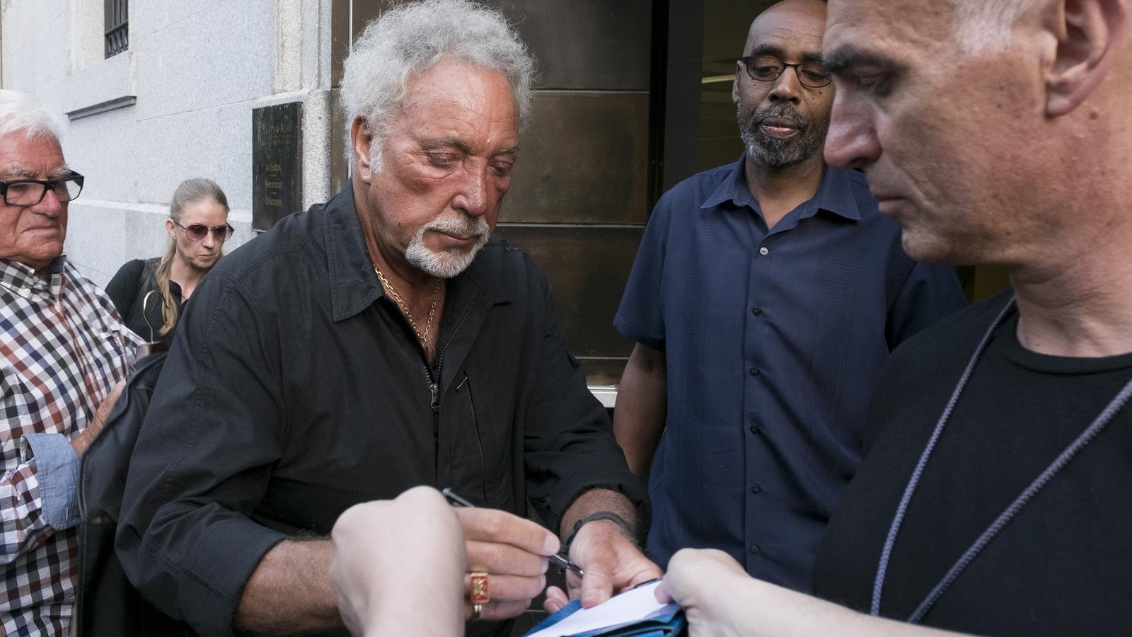 Tom Jones 2017. július 29-én, Madridban, amikor megérkezik a Royal Színházba - Fotó: Oscar Gonzalez / NurPhoto/AFP