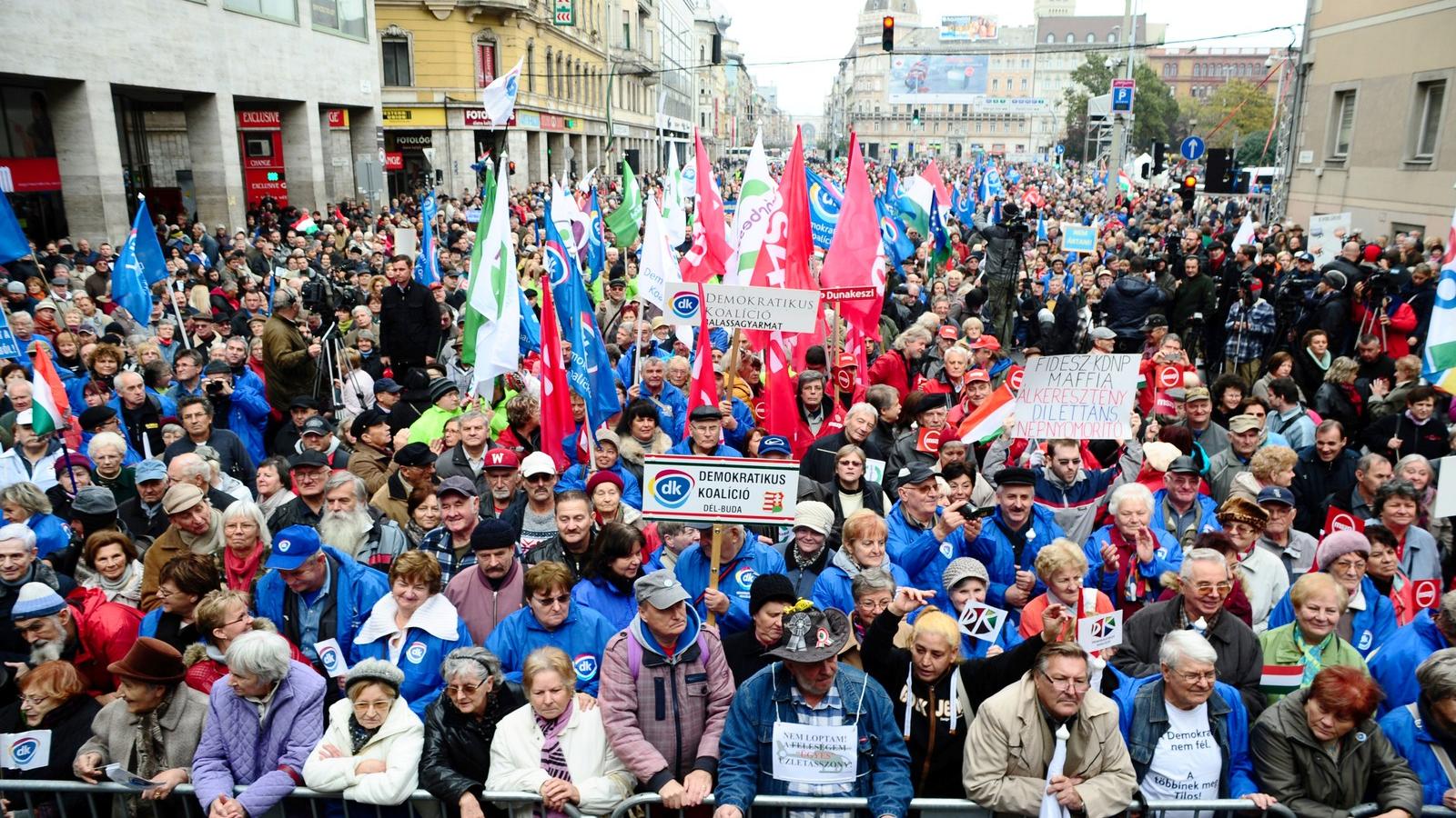 A tavaly október 23-i közös ellenzéki tüntetés a Blaha Lujza téren FOTÓ: Molnár Ádám