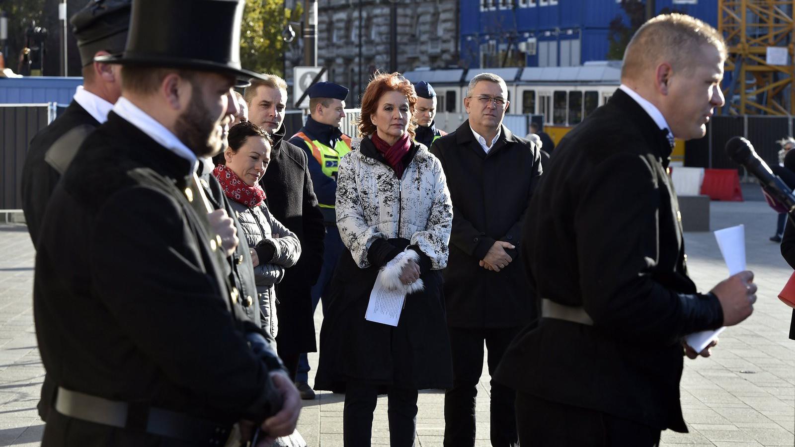  Vámos Csaba, mögötte Szabó Tímea, Harangozó Tamás, Lévai Katalin és Szilágyi György MTI Fotó: Máthé Zoltán