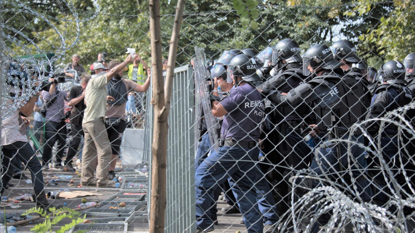Illusztráció - Magyar rendőrök összecsapása Horgosnál átlépésére váró menekültekkel 2015. szeptember 16-án. Fotó: CITIZENSIDE /
