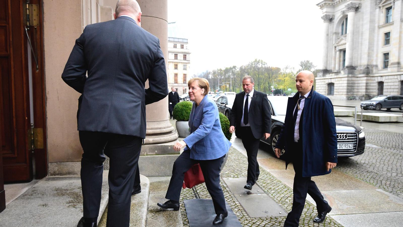 Angela Merkel jókedvűen érkezett a tárgyalásokra, noha egyelőre nincs oka örülni Fotó: AFP/Tobias Schwarz