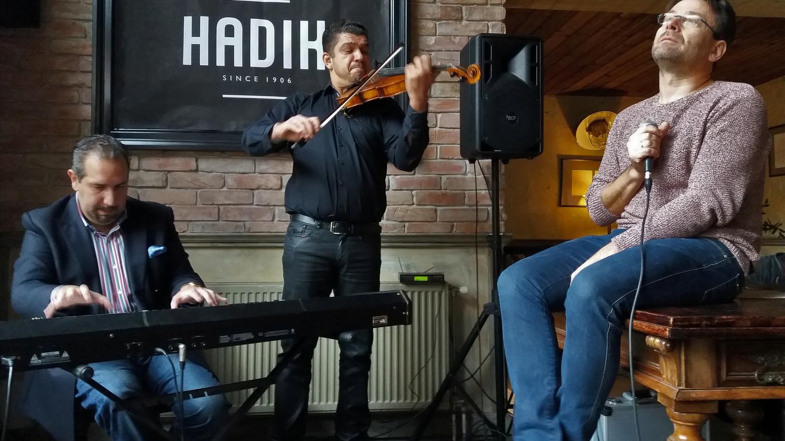 Lovasi András Ábrahám Pál és Mihály István dalát énekelt a Hadik kávéházban Farkas Róbert és Ökrös Károly kíséretével - A szerző