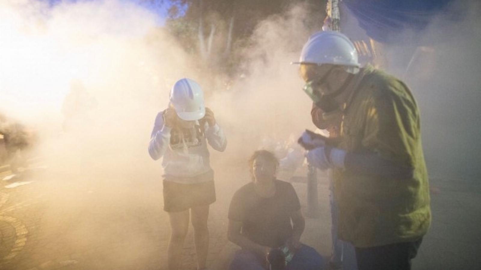 Törökország, Isztambul - 2013 június 15. A Gezi-parknál tüntetők menekülnek a rendőrségi könnygáz elől. Fotó: Lam Yik Fei / Gett