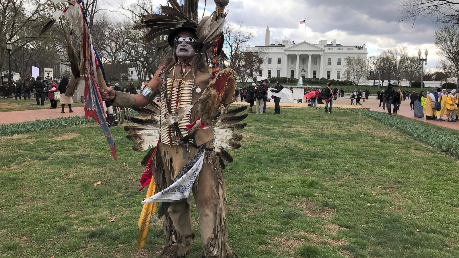 Az indiánok a washingtoni Fehér Házig is elmentek az olajvezeték
ellen tiltakozni. FOTÓ: DANIEL SLIM/AFP