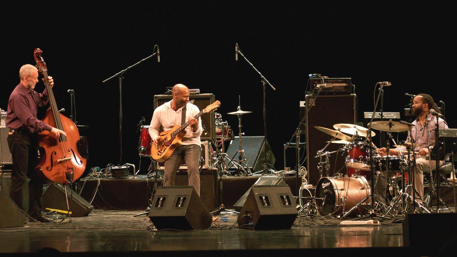 Dave Holland nagybőgőn, Kevin Eubanks elektromos gitáron, Obed Calvaire dobon játszik Fotó: AFP/Dmitriy Ermakov