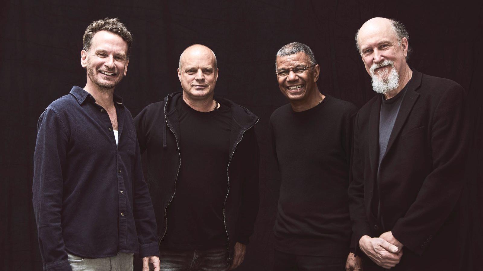 Larry Grenadier (bőgő), John Medeski (zongora), Jack deJohnette 
(dobok) és John Scofield