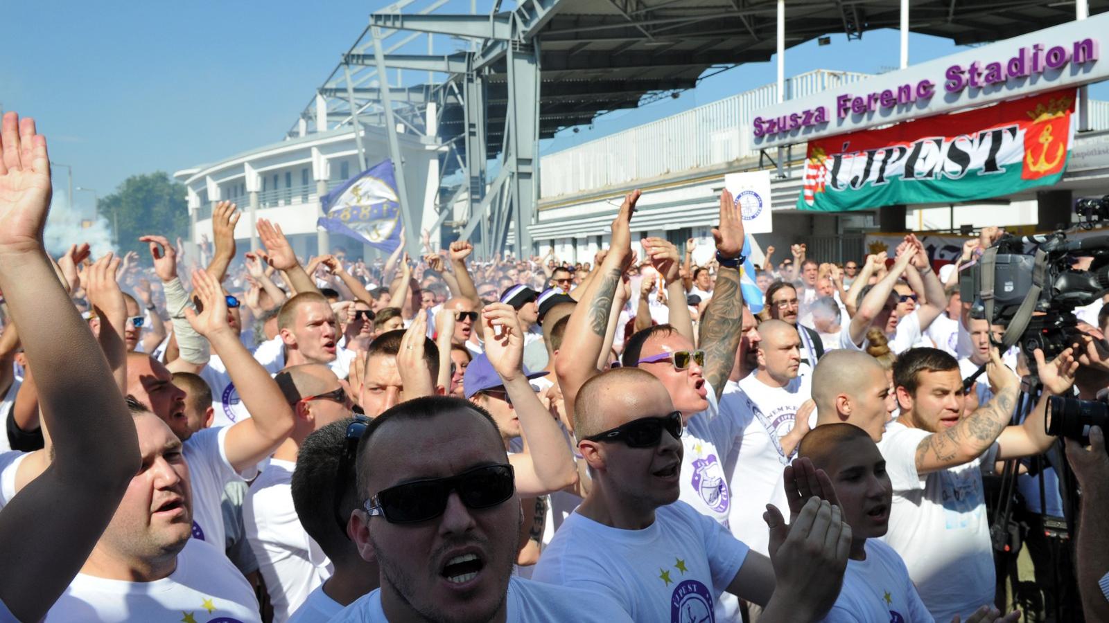 Tüntetés az új címer ellen a Szusza Ferenc Stadionnál július 8-án. FOTÓ: MOLNÁR ÁDÁM