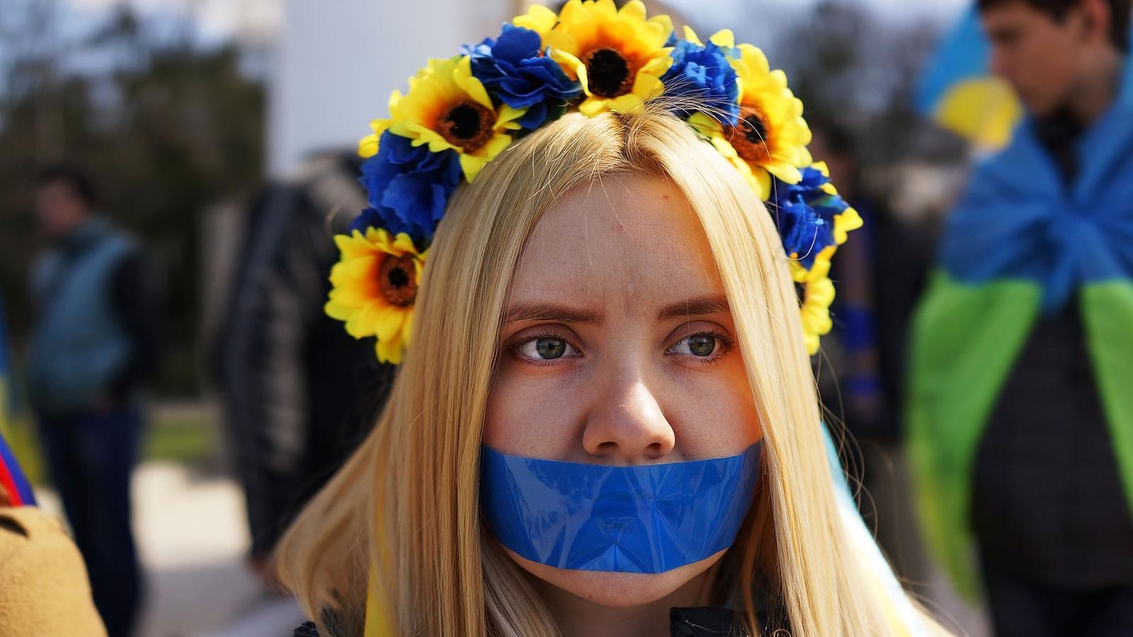 Ukrajnát támogató tüntető a többségében oroszok lakta krími tartomány fővárosában, Szimferopolban. Vasárnap népszavazást tartana