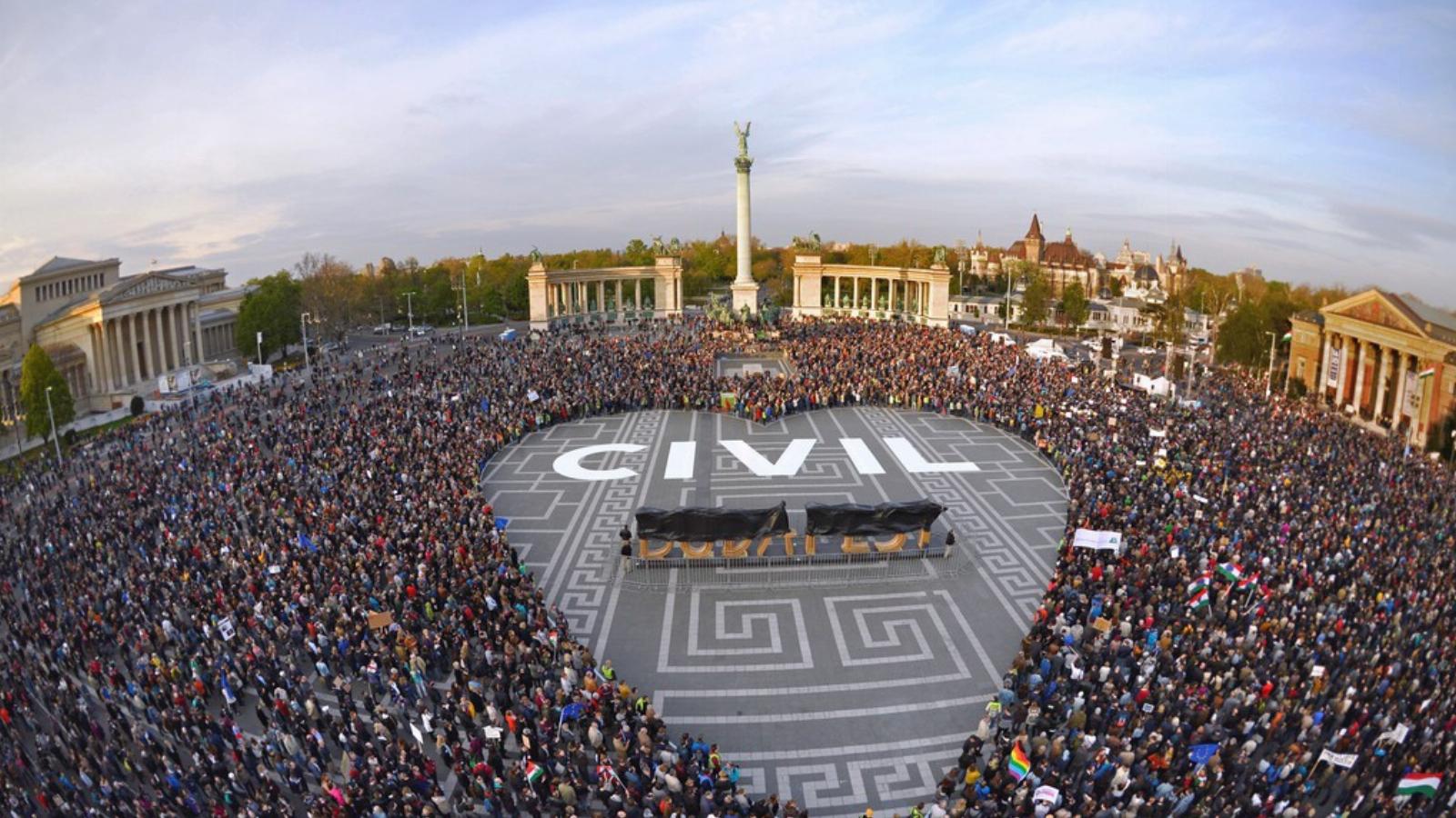 Áprilisban több tízezren tüntetettek a Hősök terén, ahol élőképpel demonstráltak az Orbán-kormány civil- és társadalomvegzáló po