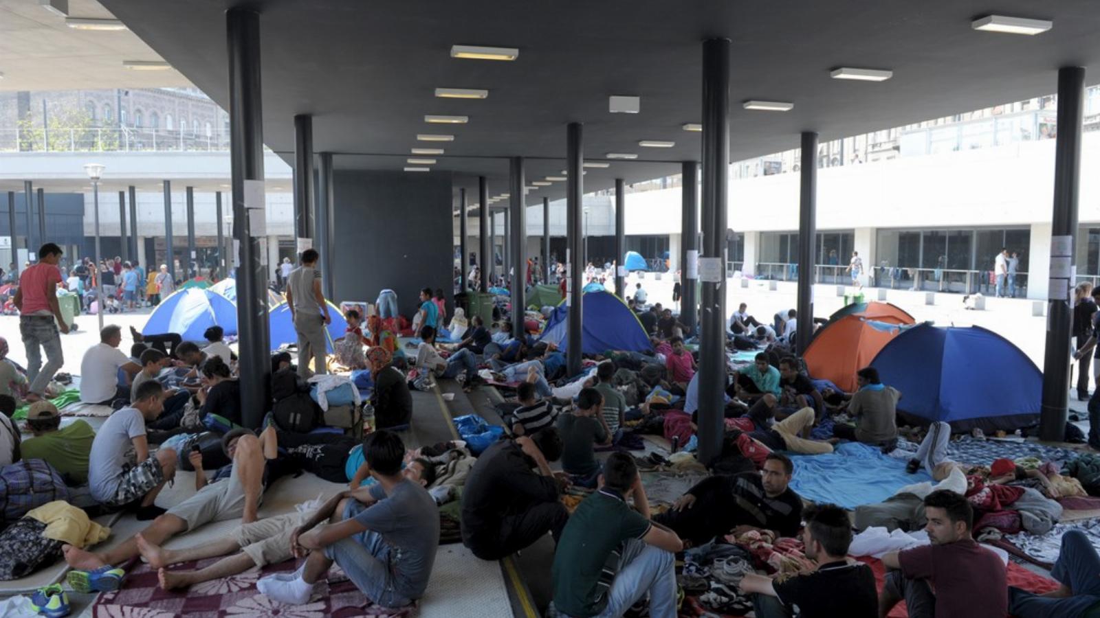 2015, magyarország, Budapest - A demonstratív módon, az induló migránsozós kampány nyitányaként összezsúfolt menekültek a Keleti