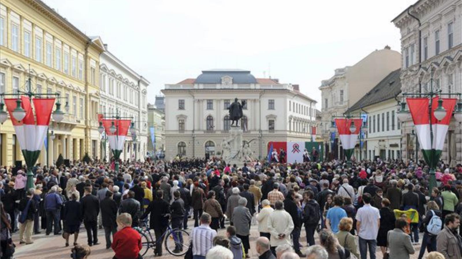 Résztvevők a szegedi önkormányzat az 1848-49-es forradalom és szabadságharc évfordulója alkalmából rendezett ünnepségén a Klauzá